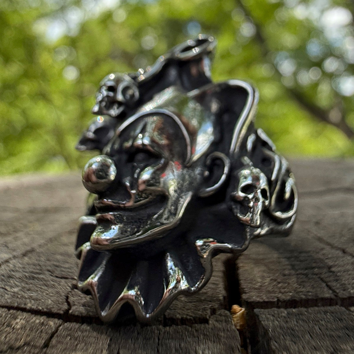Full detailed view of 3D skull clown ring with jester collar and haunting face – ultimate gothic accessory