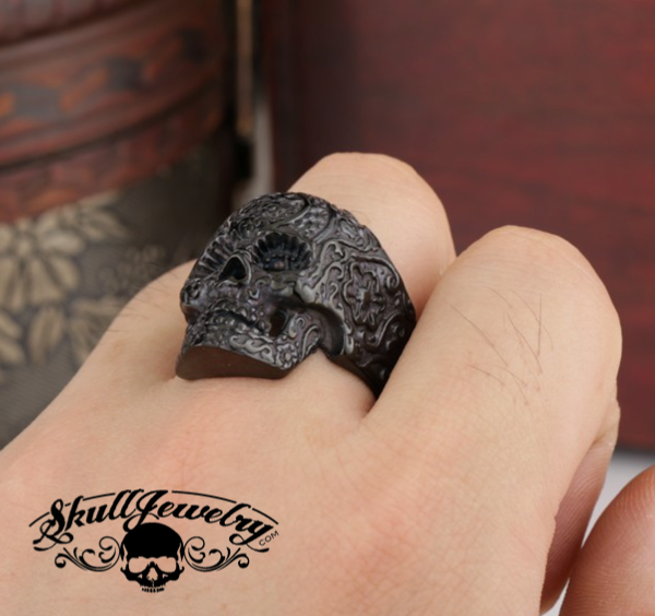 💀 Noir Cráneo Luxe - Matte Black Skull Ring w/ Vintage Floral Design (#500)