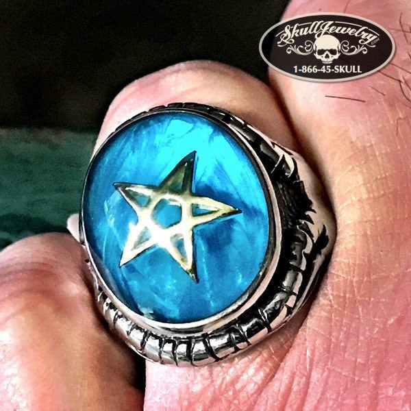 Pentagrama y anillo de cabeza de cabra de cuernos
