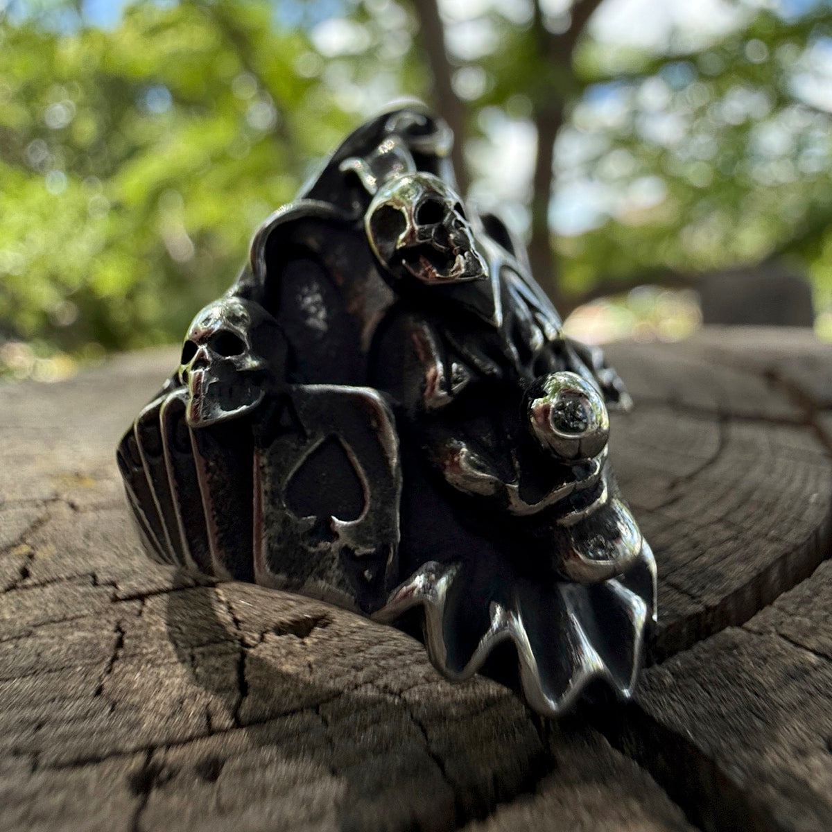 Gothic clown jester ring with skulls and spade card details – dark fashion statement
