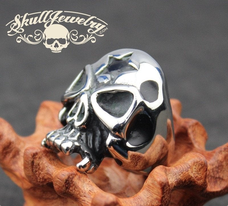 star skull ring with fangs