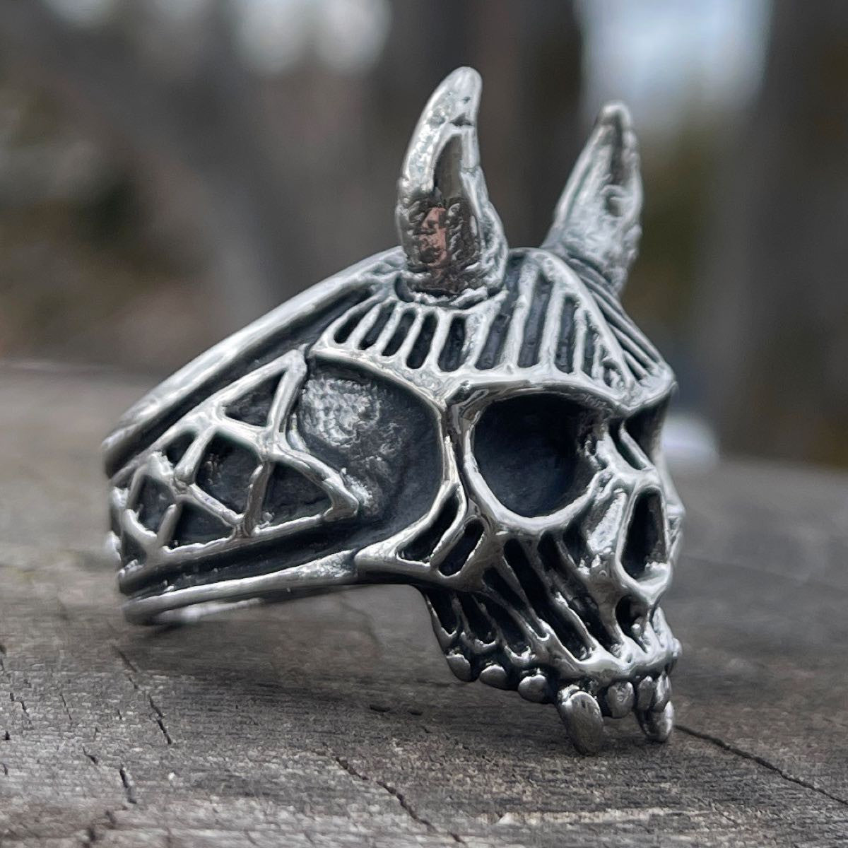 Hornified Skull ring - side