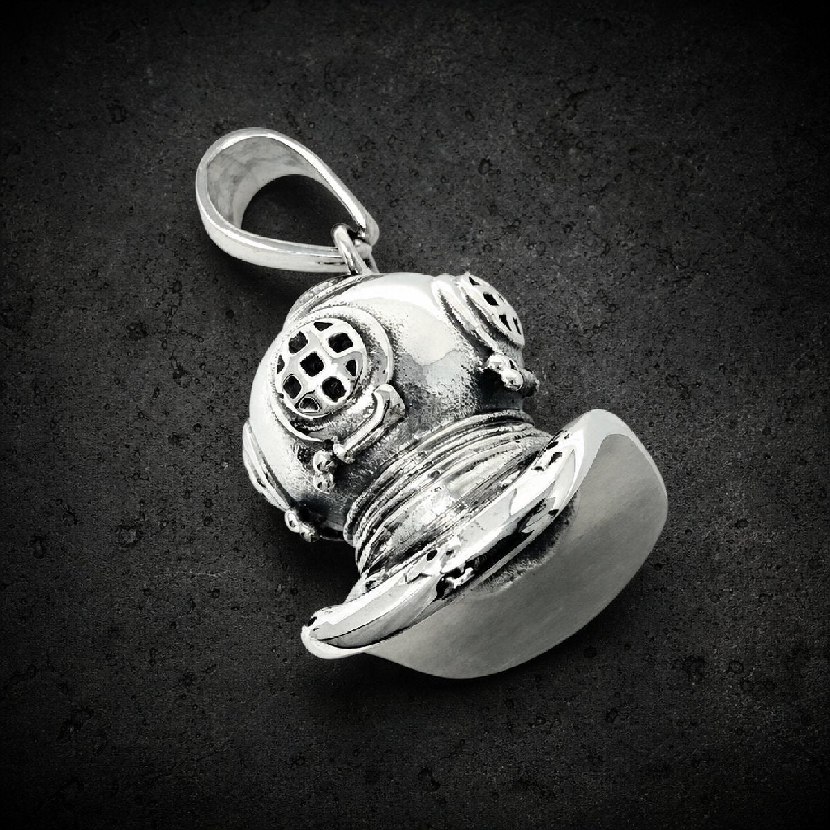 Abyssal Helm — Diving Helmet Pendant