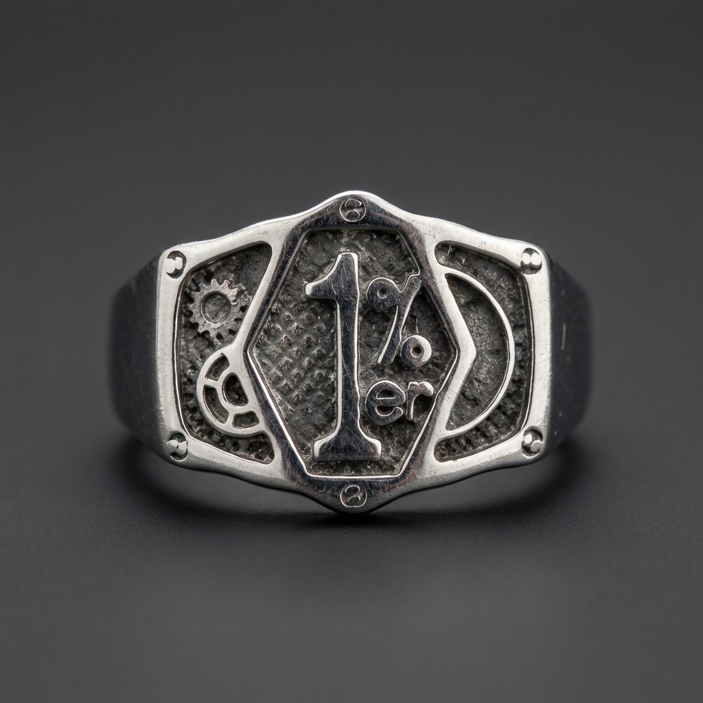 HardKnocker 1%er Statement ring in 316L stainless steel, featuring the '1%er' symbol and gear-like engravings, on a dark background.