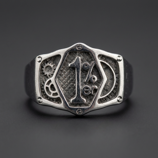 HardKnocker 1%er Statement ring in 316L stainless steel, featuring the '1%er' symbol and gear-like engravings, on a dark background.
