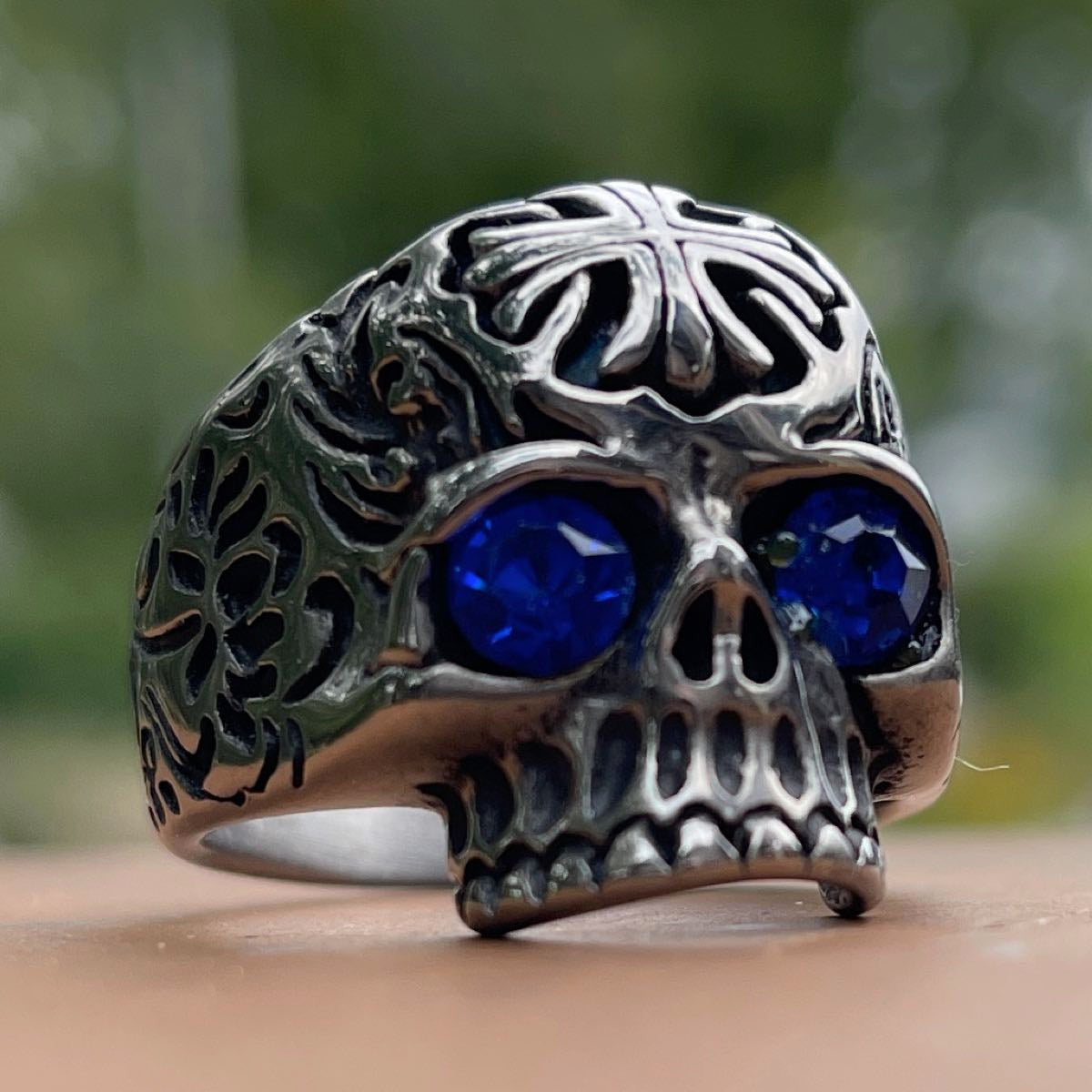 blue eyes skull ring