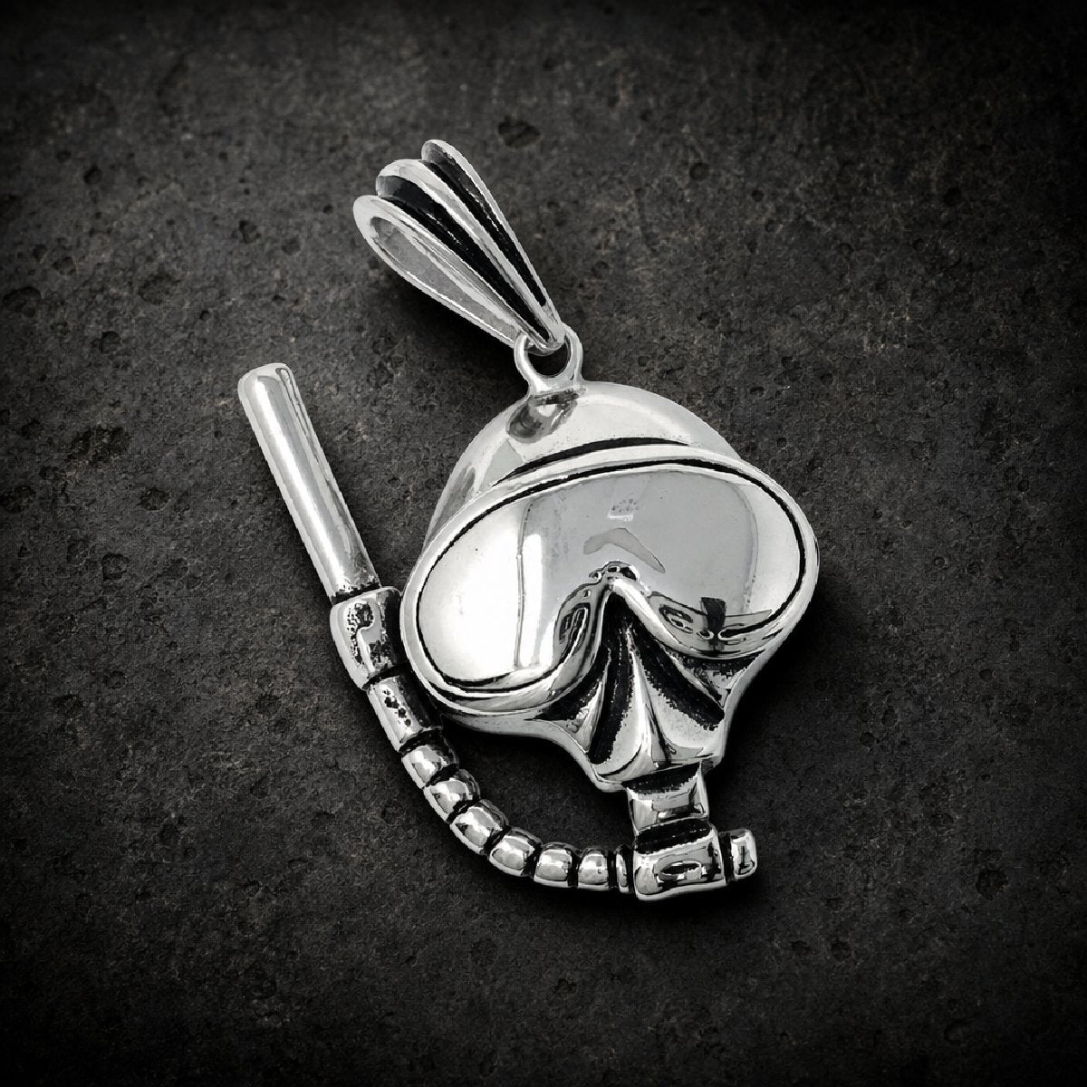 Deep Diver's Gaze — Snorkeling Mask Pendant