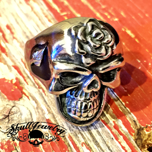 'Love Hurts' Skull Ring - Rose on the Forehead and Leaves on the Sides