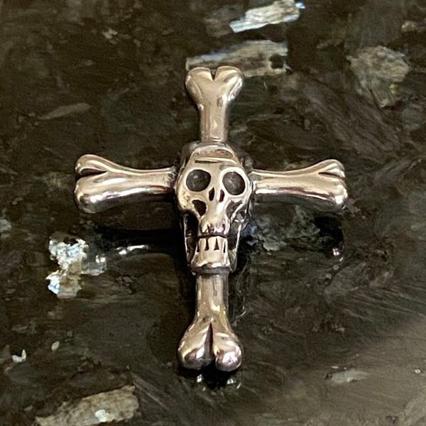 skull and crossbones pendant